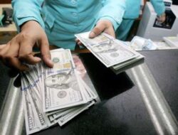 Rupiah Terpuruk, Sentimen Negatif Fitch dan Defisit Perdagangan Jadi Beban